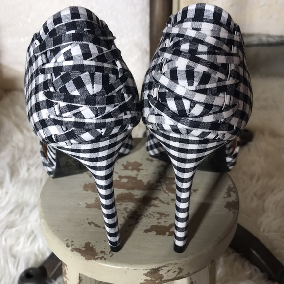 Qupid black and white checkered woman’s heels size 7 - Picture 3 of 5
